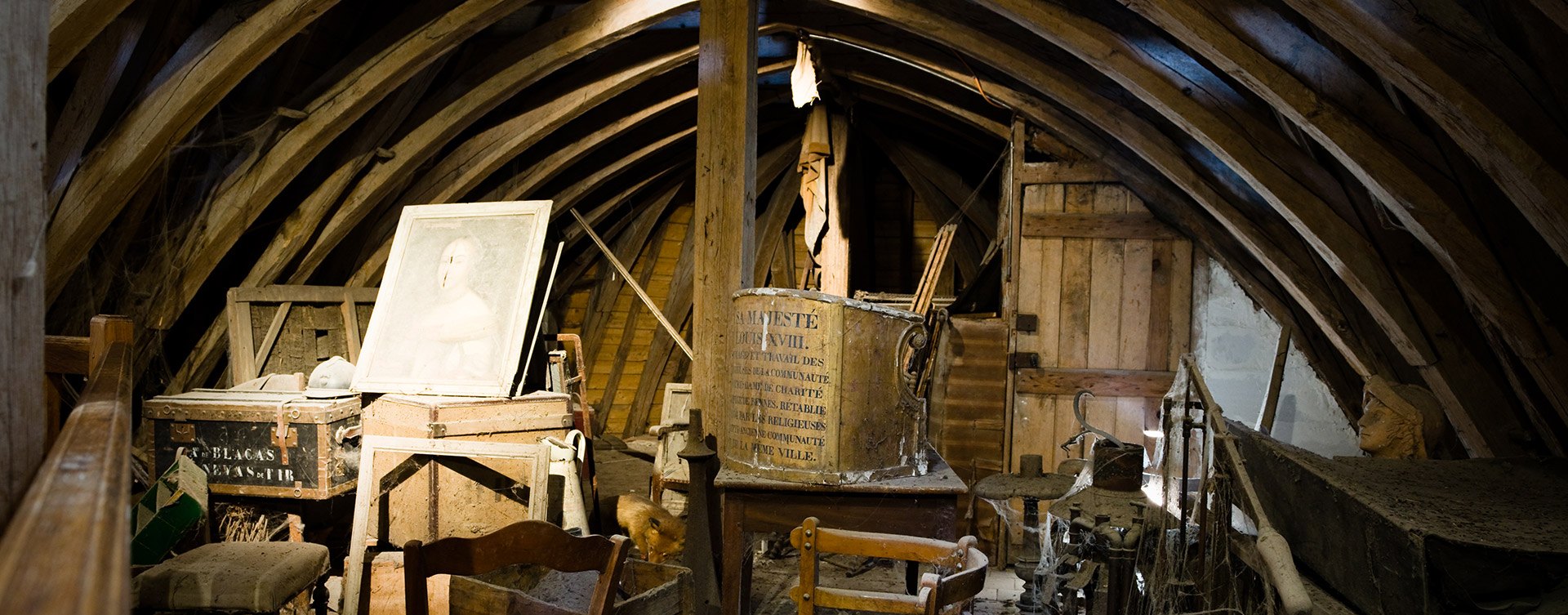 Débarras à Lorette - Image d'un grenier poussiéreux et encombré d'articles de brocante